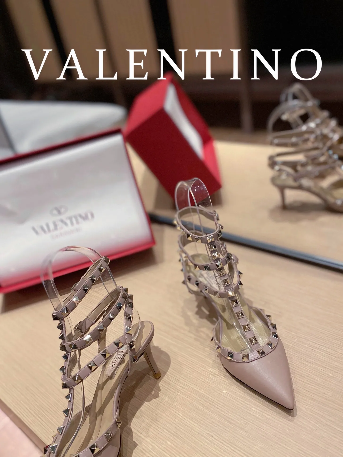 P👟👟Ex-factory price 560👟👟 Women's shoes, women's clothing 𝙑𝙖𝙡𝙚𝙣𝙩𝙞𝙣𝙤/Valentino𝙑𝙏 🎁Latest colors😍ʚ😊ɞ has been an Italian national treasure brand since the 1960s. Timeless and deeply rooted in people's hearts❤ Never out of date. One of the must-have items 〰 ɪɴѓᴏʀᴍᴀᴛɪᴏɴ 〰♡ There are many colors for you to choose from💝Original molded electric rivets (non-oxidized) High-end customized imported cowhide➠Mirror patent leather❗️Details in place🆚Exclusive color card💯Comfortable sheepskin lining✅Imported Italian leather outsole🇮🇹 Size: 35-39 (34.40.41.4👟👟Ex-factory price 4) Also customized♡♡ Heel height: ➠6.5cm